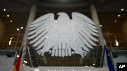 资料照：德国联邦议院在柏林国会大厦讲台上展示的德国国徽鹰。 （ 2021 年 10 月 15 日）