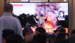 Orang-orang menonton TV yang memperlihatkan gambar file peluncuran rudal Korea Utara yang tidak ditentukan di stasiun kereta api di Seoul, Korea Selatan, Kamis, 31 Oktober 2019. (Foto: AP)