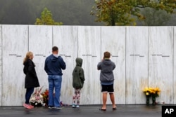 Posetioci spomen obeležja u Šanksvilu za let 93 Visitors to the Flight 93 National Memorial in Shanksville, učestvuju u pomenu u suton 10. septembra 2018, dok nacija obeležava 17. godišnjicu napada 11. septembra 2011.