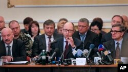 Thủ tướng Ukraine Arseniy Yatsenyuk (giữa) trong một phiên họp với các nhà lãnh đạo vùng ở Donetsk, Ukraine, 11/4/14