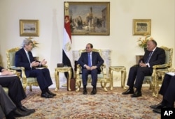 ປະທານາທິບໍດີ ອີຈິບ ທ່ານ Abdel-Fattah el-Sissi (ກາງ) ແລະ ລັດຖະມົນຕີຕ່າງປະເທດ ອີຈິບ ທ່ານ Sameh Shoukry (ຂວາ) ພວມຮັບຟັງ ລັດຖະມົນຕີຕ່າງປະເທດ ສະຫະລັດ ທ່ານ John Kerry ກ່າວຖະແຫລງ ກ່ອນໜ້າ ການເຈລະຈາ ຢູ່ທີ່ທຳນຽບ ປະທານາທິບໍດີ ໃນນະຄອນຫຼວງ Cairo ເມື່ອວັນທີ 2 ສິງຫາ 2015.