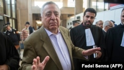 L'éditeur et journaliste marocain Taoufiq Bouachrine arrive au palais de justice accompagné de son avocat, à Casablanca, 5 avril 2018.