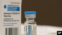 Botol vaksin Johnson & Johnson COVID-19 dipajang di South Shore University Hospital di Bay Shore, New York. (Foto: AP)