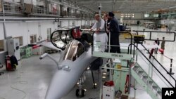 Menteri Pertahanan India Rajnath Singh berdiri di samping sebuah jet tempur Rafale di Merignac, dekat Bordeaux, Prancis barat daya, Selasa, 8 Oktober 2019. (Foto: AP)