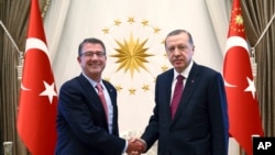 Presiden Turki Recep Tayyip Erdogan (kanan) bersama Menteri Pertahanan AS, Ash Carter berjabat tangan sebelum pertemuan di Ankara, Turki, 21 Oktober 2016 (Kayhan Ozer/Presidential Press Service, Pool photo via AP).