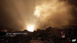 Humo se eleva minutos después de los bombardeos israelíes en la ciudad de Gaza.