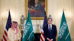 Menteri Luar Negeri AS Antony Blinken dan Menteri Luar Negeri Arab Saudi Faisal bin Farhan Al-Saud memberikan sambutan kepada wartawan sebelum pertemuan di Departemen Luar Negeri di Washington, AS, 14 Oktober 2021. (Foto: REUTERS/Jonathan Ernst)