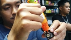 Cairan atau liquid bagi vape tersedia dalam ratusan pilihan aroma. (Foto: VOA/ Nurhadi)