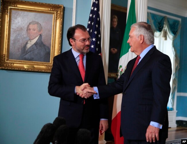 El secretario de Estado de EEUU, Rex Tillerson (der.) saluda al canciller mexicano Luis Videgaray en el Departamento de Estado, durante una visita del segundo el 30 de agosto de 2017.