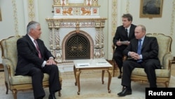 លោក​នាយក​រដ្ឋ​មន្រ្តី​រុស្ស៊ី Vladimir Putin ជួប​ជាមួយ​នឹង​លោក Rex Tillerson នាយក​ក្រុមហ៊ុន Exxon Mobil ក្នុង​វិមាន Novo-Ogaryovo នៅ​ខាង​ក្រៅ​ក្រុង​មូស្គូ ប្រទេស​រុស្ស៊ី កាលពី​ថ្ងៃទី១៦ ខែមករា ឆ្នាំ២០១២។