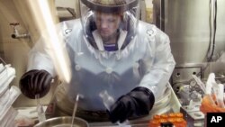 یک پژوهشگر در آزمایشگاه علوم زیستی داگ وی در یوتا، آمریکا. 