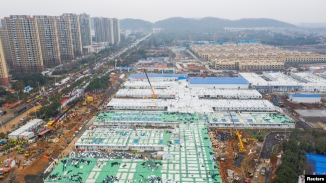 Una vista aérea del nuevo hospital en Wuhan, China, construido en tiempo récord para atender a pacientes de coronavirus.