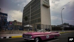 Suasana di sekitar Kedutaan Besar Amerika di Havana, Kuba (11/8). Menteri Luar Negeri Amerika John Kerry akan menghadiri upacara pengibaran bendera Amerika, Jumat (14/8) yang akan menandai dibukanya kembali operasi kedutaan Amerika di Kuba setelah 54 tahun dibekukan.
