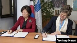 10일 이탈리아 로마에서 열린 WFP 정기 집행이사회에서 오영주(왼쪽) 한국 외교부 개발협력국장과 세계식량계획(WFP)측 관계자가 쿠바 식량안보 개발협력 사업 추진을 위한 양해각서(MOU)에 서명하고 있다. 