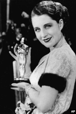 «نرما شیرر» بازیگر کانادایی تبار با جایزه اسکار برای بهترین بازیگر زن در فیلم «طلاق» ۱۹۳۰