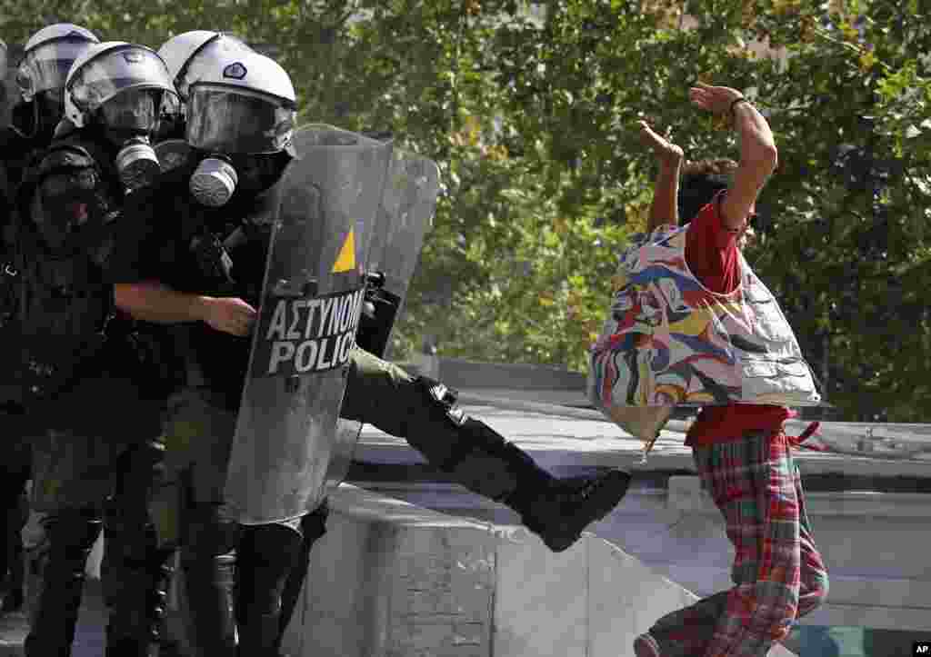 18일 진압 경찰에 항복을 표하는 아테네 시위대의 일원.