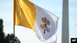 Bendera Vatikan akan dikibarkan di Markas Besar PBB di New York untuk pertama kalinya hari ini, menyambut kedatangan Paus Fransiskus, Jumat (25/9). 