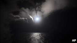 Kapal perang angkatan laut AS USS Porter meluncurkan misil tomahawk ke wilayah Suriah di perairan laut Mediterania, April 7, 2017.