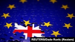 Bendera Uni Eropa dan Inggris terlihat dalam ilustrasi yang diambil pada 13 November 2019. (Foto: REUTERS/Dado Ruvic)