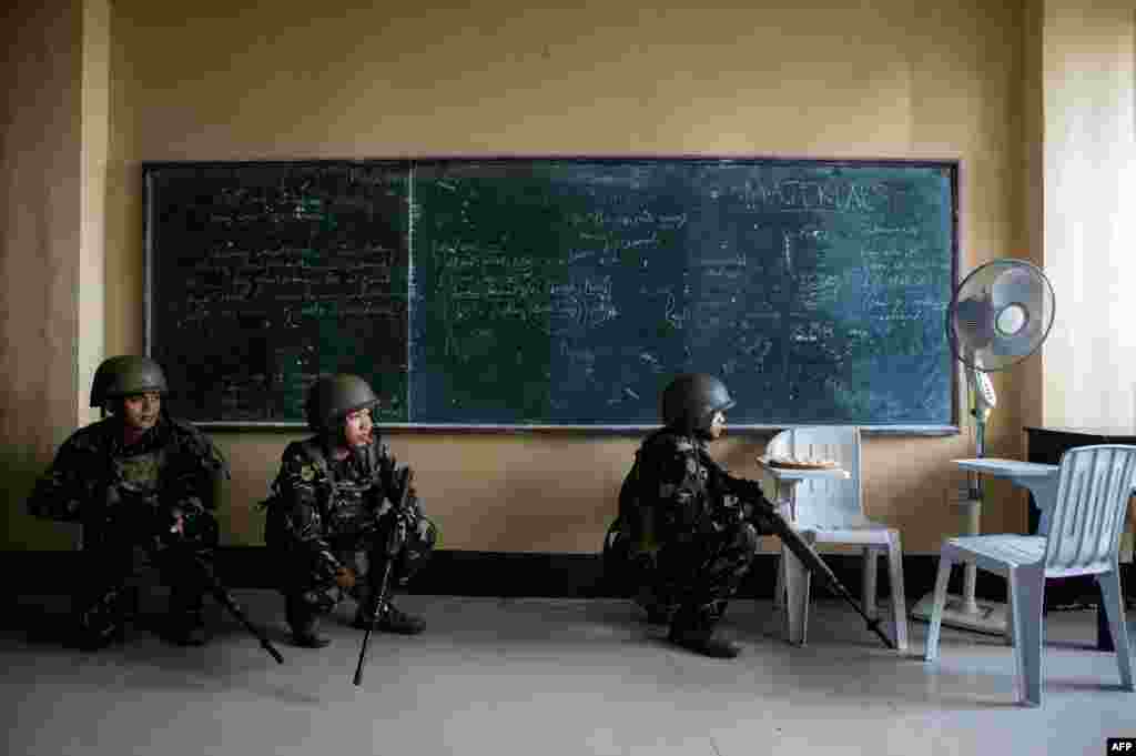 Philippine Army Scout Rangers crouch in a classroom during a mission to flush out Islamist militant snipers in Marawi, on the southern island of Mindanao.