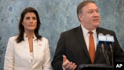 Arhiva - Bivši državni sekretar SAD Majk Pompeo i bivša ambasadoraka SAD u Ujedinjenim nacijama Niki Hejli govore u sedištu UN 20. jula 2018.