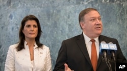Ngoại trưởng Mỹ Mike Pompeo (phải), cùng Đại sứ Mỹ tại Liên Hiệp Quốc Nikki Haley, phát biểu trước các nhà báo tại trụ sở Liên Hiệp Quốc, ngày 20 tháng 7, 2018.