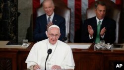 프란치스코 로마 가톨릭 교황이 24일 미국 의회에서 상하원 합동 연설을 하고 있다. 그 뒤로 조 바이든 미국 부통령(왼쪽)과 존 베이너 미 하원의장 모습이 보인다.
