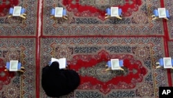 Seorang perempuan membaca al-Quran di sebuah masjid (Foto: ilustrasi).
