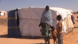 Kadi et ses deux enfants au site de déplacés de Inzouet à Ouallam, le 29 janvier 2020. (VOA/Abdoul-Razak Idrissa)