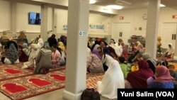 Suasana sholat Idul Adha di lantai dasar Masjid IMAAM Center, Silver Spring, Maryland, 21 Agustus 2018. (Foto: VOA/Yuni Salim)