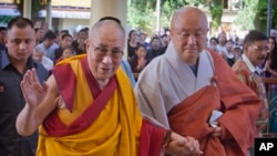 ຜູ້ນຳທາງດ້ານຈິດໃຈຂອງຊາວທິເບດ ອົງ Dalai Lama (ຊ້າຍ) ຖຶກຕ້ອນຮັບຈາກ ຜູ້ສະແຫວງບຸນ ໃນຂະນະທີ່ພະອົງ ໄດ້ສະເດັດໄປໃຫ້ພະຣາຊະໂອວາດ ຢູ່ວັດ Tsuglakhang ທີ່ເມືອງ Dharmsala, ປະເທດອິນເດຍ, ວັນທີ 7 ເດືອນກັນຍາ ປີ 2015.