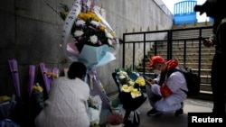 中国湖北武汉居民在清明节祭奠已故的亲人。（2020年4月4日）