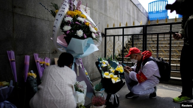 中国湖北武汉居民在清明节祭奠已故的亲人。（2020年4月4日）