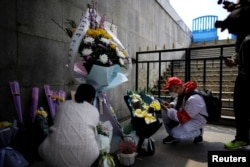 2020年4月4日中國湖北武漢居民在清明節祭奠已故的親人