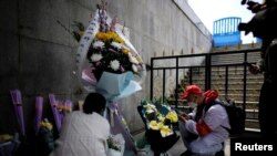 中國湖北武漢居民在清明節祭奠已故的親人。（2020年4月4日）