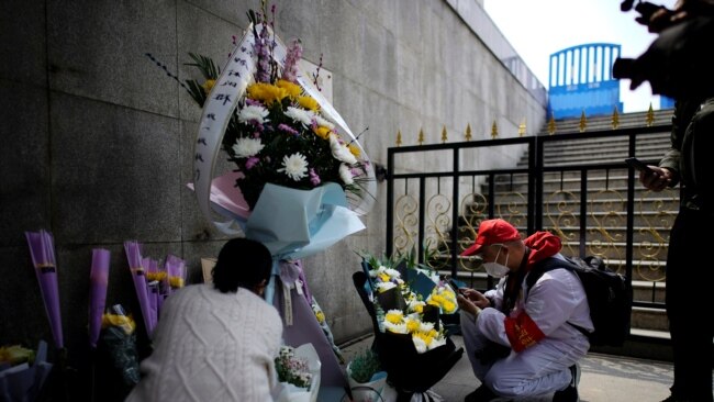 资料照片:中国湖北武汉居民在清明节祭奠已故的亲人。（2020年4月4日）