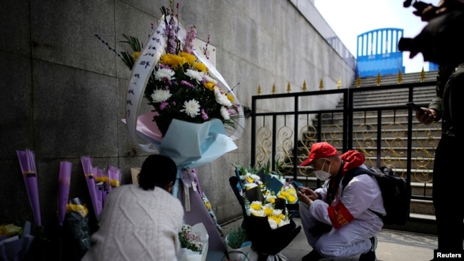 武汉居民在清明节祭奠已故的亲人。(路透社2020年4月4日资料照)