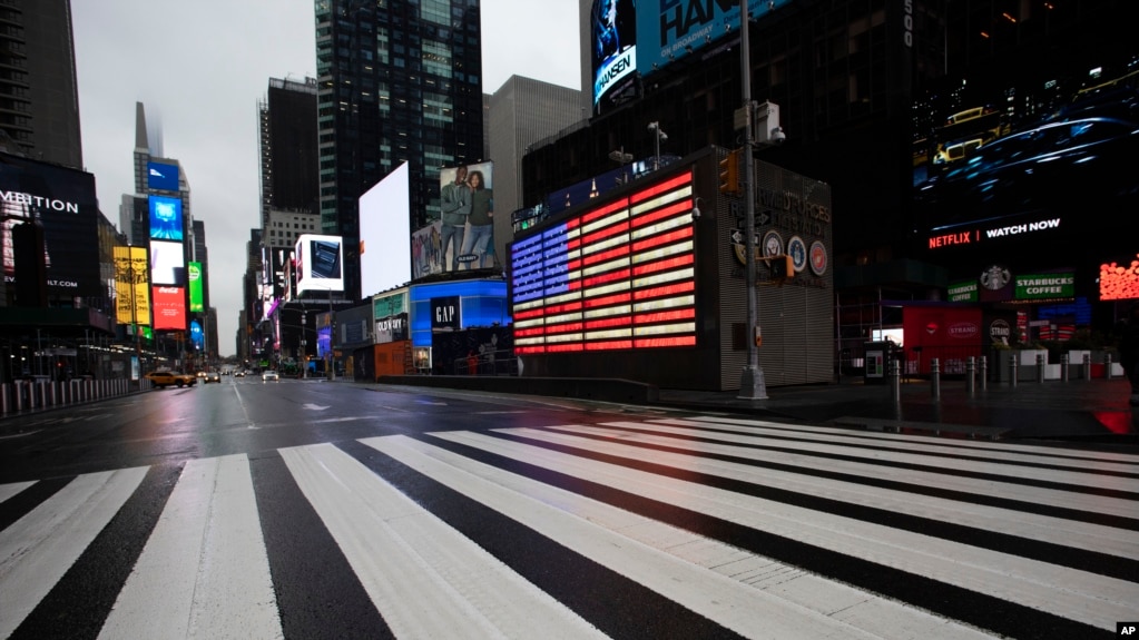 Lugares que son icónicos de Estados Unidos, como Times Square, en Nueva York, con sus multitudes de turistas, hoy lucen desolados. 