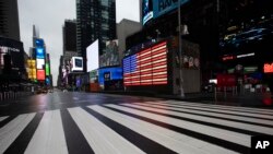 Lugares que son icónicos de Estados Unidos, como Times Square, en Nueva York, con sus multitudes de turistas, hoy lucen desolados. 