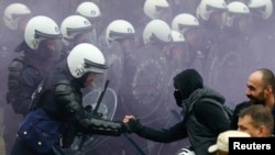 Des policiers s’affrontent avec des soldats qui manifestent contre une décision du gouvernement belge de repousser l'âge de départ en retraite des soldats à Bruxelles, Belgique, 15 novembre 2016.