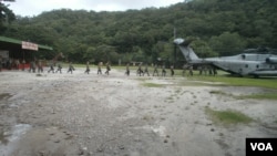 U.S. and Philippine Marines board a CH-53 to prepare for a water insertion exercise to practice jumping from the chopper into water for raids and humanitarian assistance, Philippine Marine Base Gregorio Lim, Ternate, Cavite, Sept. 20, 2013. (Simone Orendain/VOA)