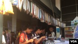 Cambodian students are pictured at a tutoring school in Phnom Penh, Cambodia, August 10, 2017. (Ravy Sophearoth/VOA Khmer) 