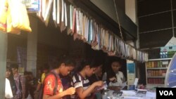 សកម្មភាពសិស្សស្រីនៅសាលាបង្រៀនគួរមួយនៅរាជធានី​ភ្នំពេញ កាល​ពី​ថ្ងៃទី១០ ខែសីហា ឆ្នាំ២០១៧។ (រ៉ាវី សុភារ័ត្ន/VOA)