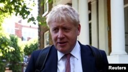 El probable primer ministro de Gran Bretaña, ​​Boris Johnson, dijo que le parecía “extraño” que se lo culpara por la partida de Darroch.