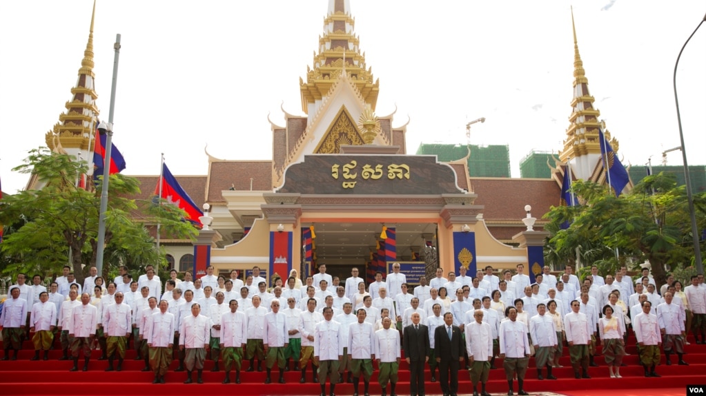 រូបឯកសារ៖ តំណាងរាស្រ្តរបស់គណបក្សប្រជាជនកម្ពុជាទាំង១២៥រូបថតរូបអនុស្សាវរីយ៍ជាមួយព្រះមហាក្សត្រព្រះករុណាព្រះបាទនរោត្តម សីហមុនី នៅក្នុងសម័យប្រជុំពេញអង្គលើកទី១ នីតិកាលទី៦ នៅព្រឹកថ្ងៃពុធទី០៥ កញ្ញា ឆ្នាំ ២០១៨។ (ទុំ ម្លិះ/វីអូអេ)