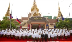 FILE - 125 ministers and lawmakers of the ruling party pose for photos with Cambodia's King Norodom Sihamoni at the first plenary session at the National Assembly for 6th mandate on September 05, 2018. (Tum Malis/VOA Khmer)