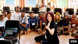 Anna Matteo of Learning English teaches Rohingya teachers