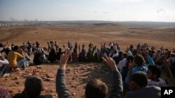 Türk sınırında zafer işareti yaparak PYD milislerini destekleyen Kürtler 