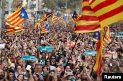 Catalanes que apoyan la secesión reaccionan a la decisión del parlamento regional de declarar la independencia de Madrid. Oct. 27, 2017.