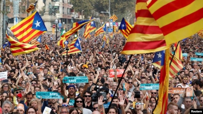 Người dân phản ứng trong khi nghị viện khu vực Catalonia biểu quyết tuyên bố độc lập khỏi Tây Ban Nha ở Barcelona, ngày 27 tháng 10, 2017.
